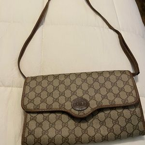Gucci vintage shoulder bag, strap is removable can use as a clutch.